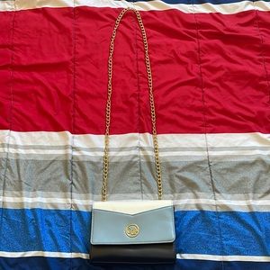 Brand new Guess purse, never used before.